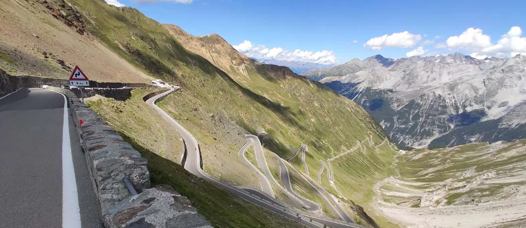 Serpentinen am Stilfser Joch in Südtirol