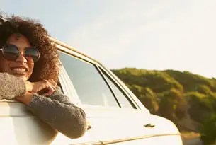 autofahrerin mit sonnenbrille geniesst ausblick