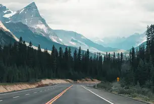 Straße durch den Jasper Nationalpark in Kanada