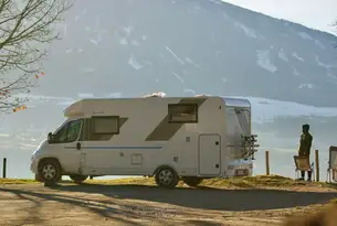 Wohnmobil an einem See in Österreich mit Campern