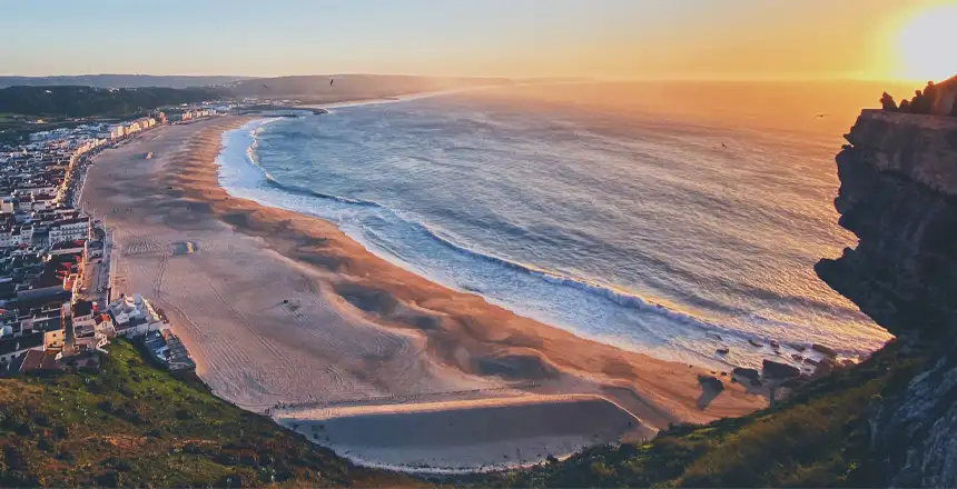 Blick auf den Strand von Nazare, Portugal, bei Sonnenuntergang