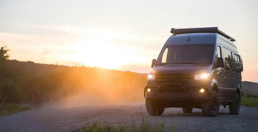 Campervan in der Dämmerung in Montana, USA