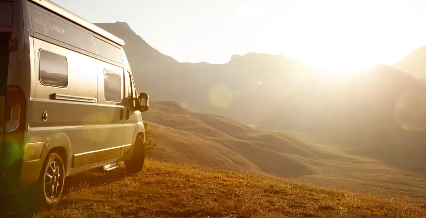 VanTourer Campervan in der sonnendurchfluteten Landschaft