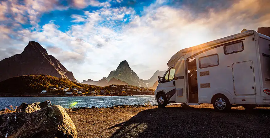 integriertes wohnmobil am see mit hügeln