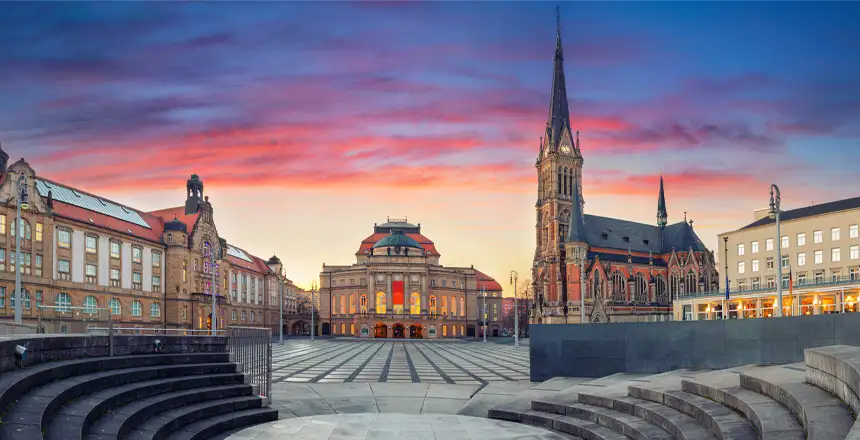 Theaterplatz in der Altstadt von Chemnitz zur blauen Stunde