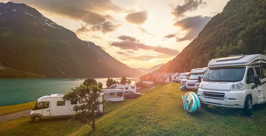 wohnmobile am see, camping in den bergen im sommer