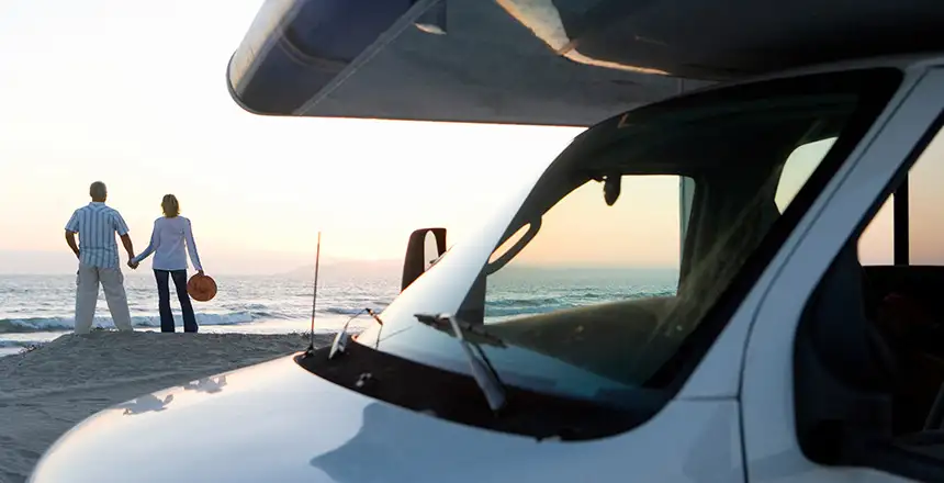 pärchen pause am meer mit alkoven wohnmobil