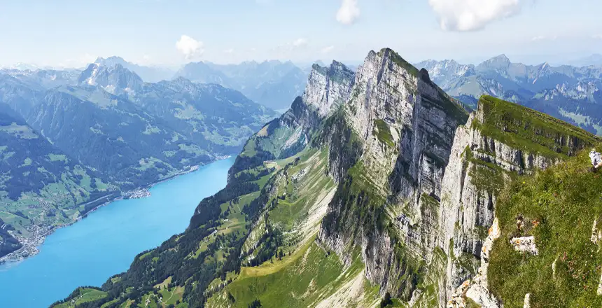 Panoramablick auf Berge und See, Walenstadt, Schweiz