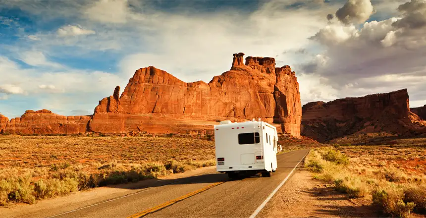 Wohnmobil auf Straße mit Felsformationen in den USA