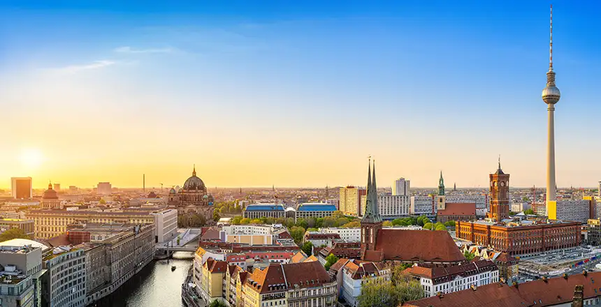 panorama skyline von berlin bei sonnenuntergang