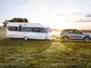 hobby wohnwagen gespann in idyllischer landschaft