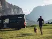 wohnmobil urlaub mit Hund, sunlight cliff 4x4, adventure van vor bergpanorama in suedtirol