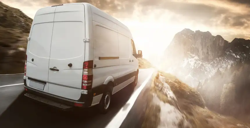 Transporter auf einer Bergstraße gen Sonnenaufgang