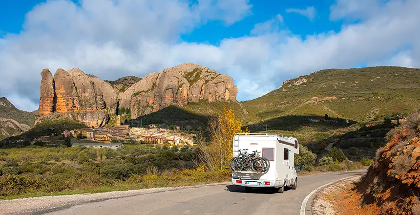wohnmobil auf strasse aguero village in spanien