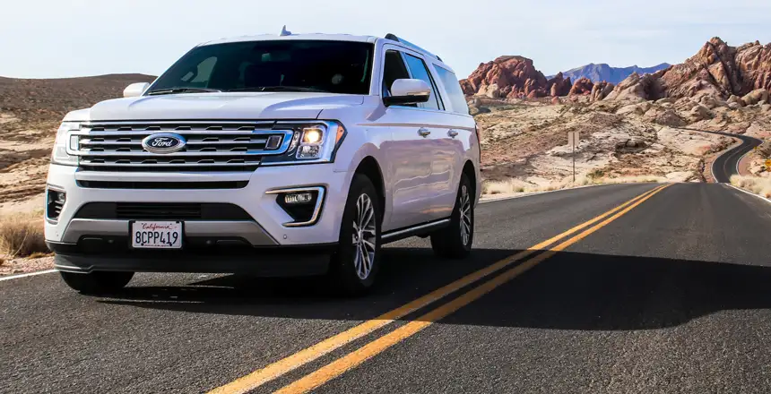 Mietwagen auf Straße im Valley of Fire in den USA