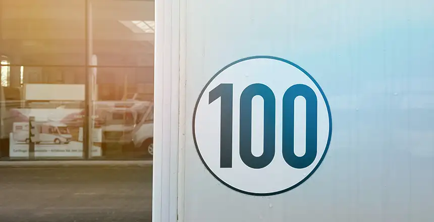 100er Zulassung wohnwagen, aufkleber am anhänger