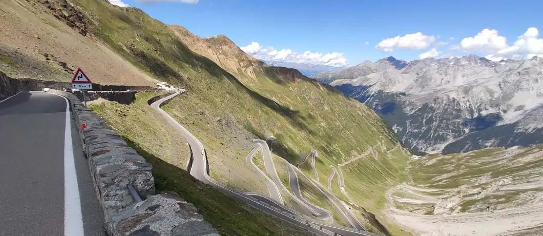 Serpentinen am Stilfser Joch in Südtirol