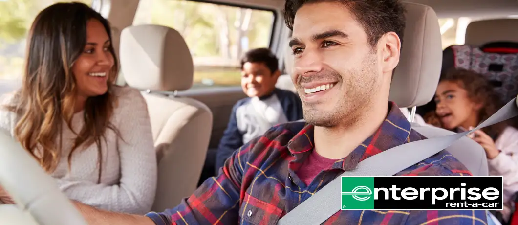 enterprise mietwagen familie im auto seitenansicht