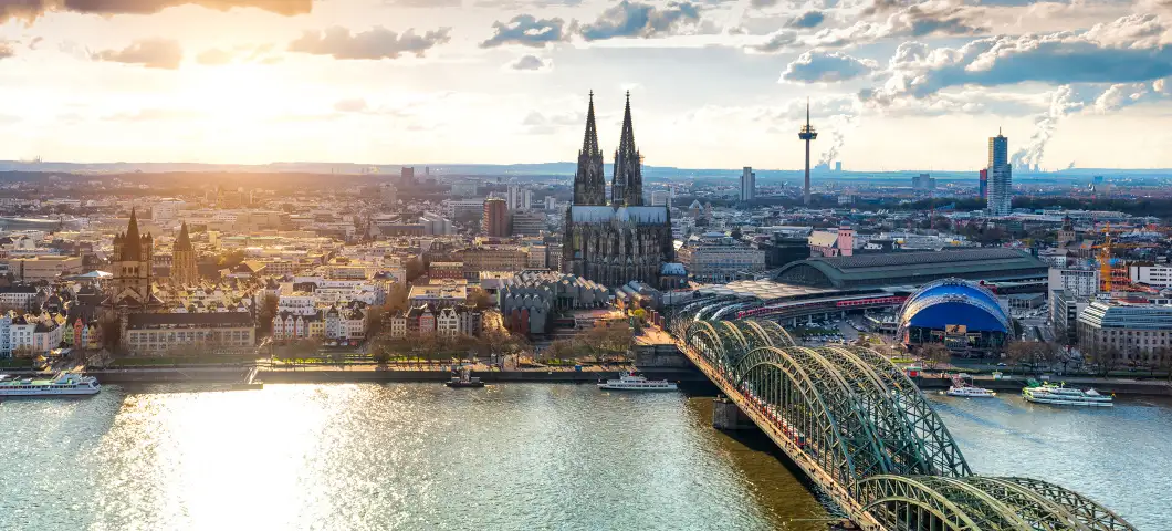 köln stadt panorama am rhein, dom mit brücke über kölner bucht