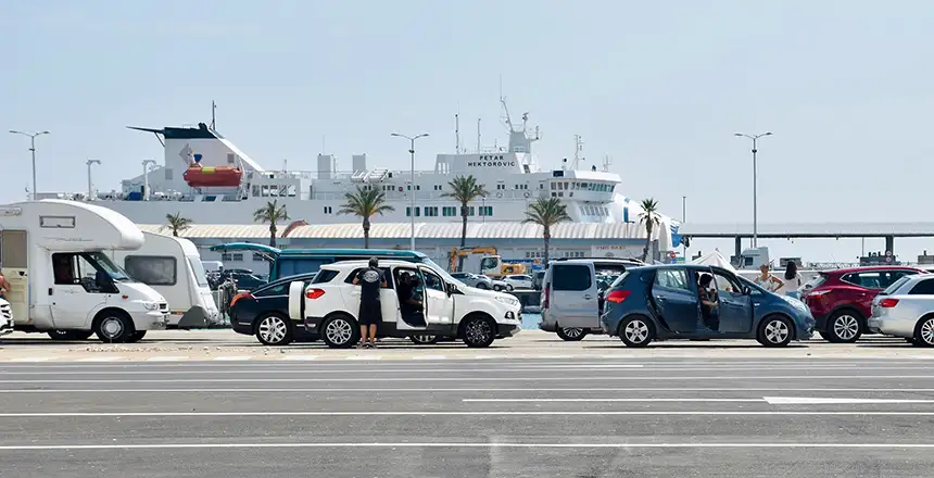 warteschlange, überfahrt mit der fähre, auto, wohnmobil, split, kroatien