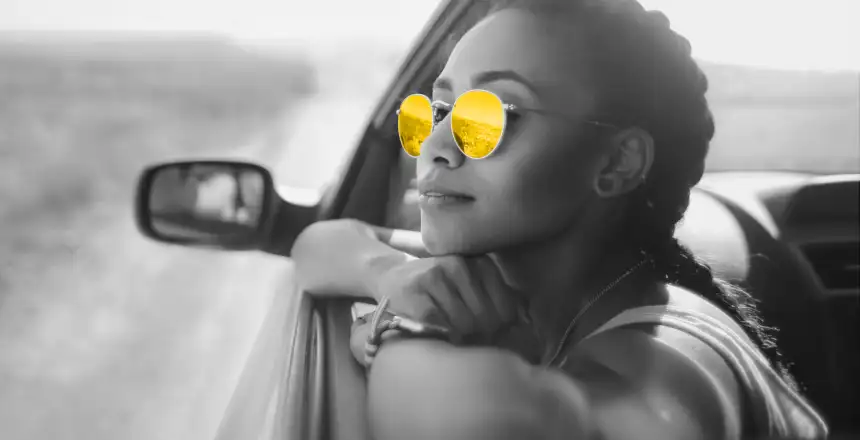 frau mit gelber sonnenbrille lehnt aus auto seitenfenster, hertz autovermietung