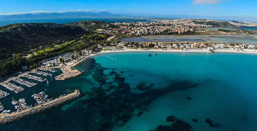hafen und strand von cagliari aus der vogelperpektive, sardinien, italien
