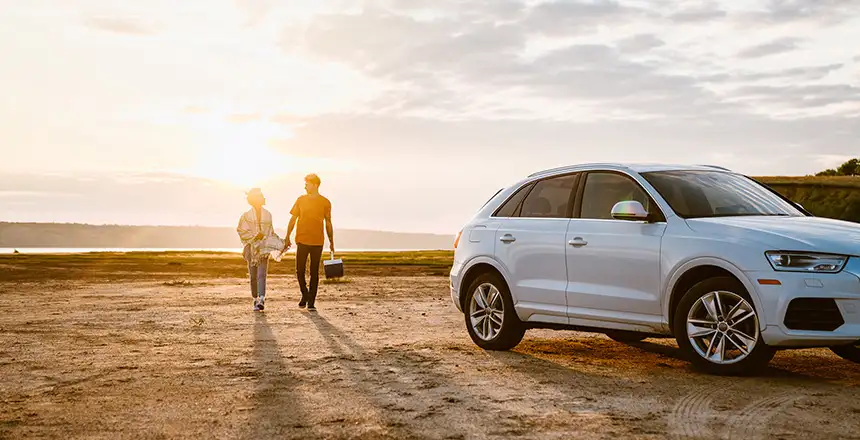 reise als paar, weisser mietwagen