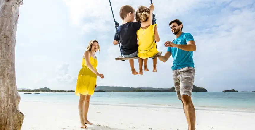 familie schaukel am meer, hertz autovermietung