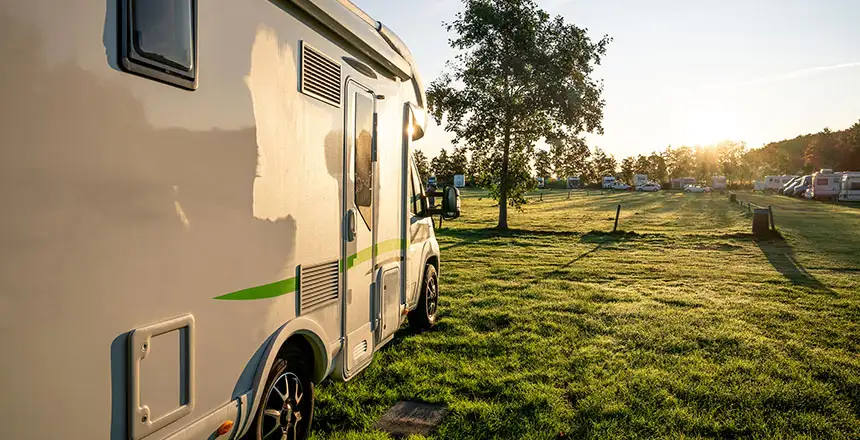 camper seitlich mit mogentlichem sonnenschein