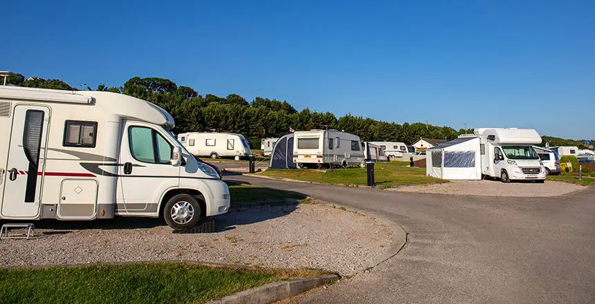 wohnmobile und wohnwagen auf einem campingplatz, wales in england, uk