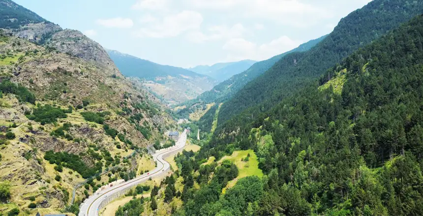 Straße in den Bergen von Andorra