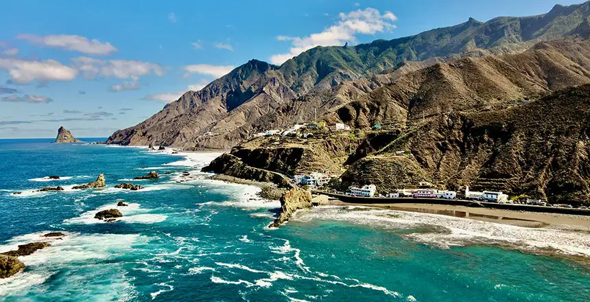 teneriffa auf den kanaren in spanien, idylle mit strand, meer und wellen