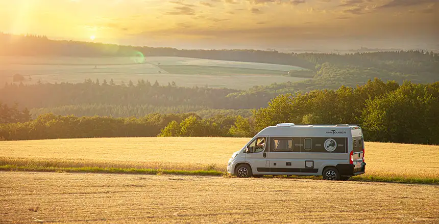VANTourer Wohnmobil von EuroCaravaning bei Sonnenuntergang in stimmungsvoller Landschaft