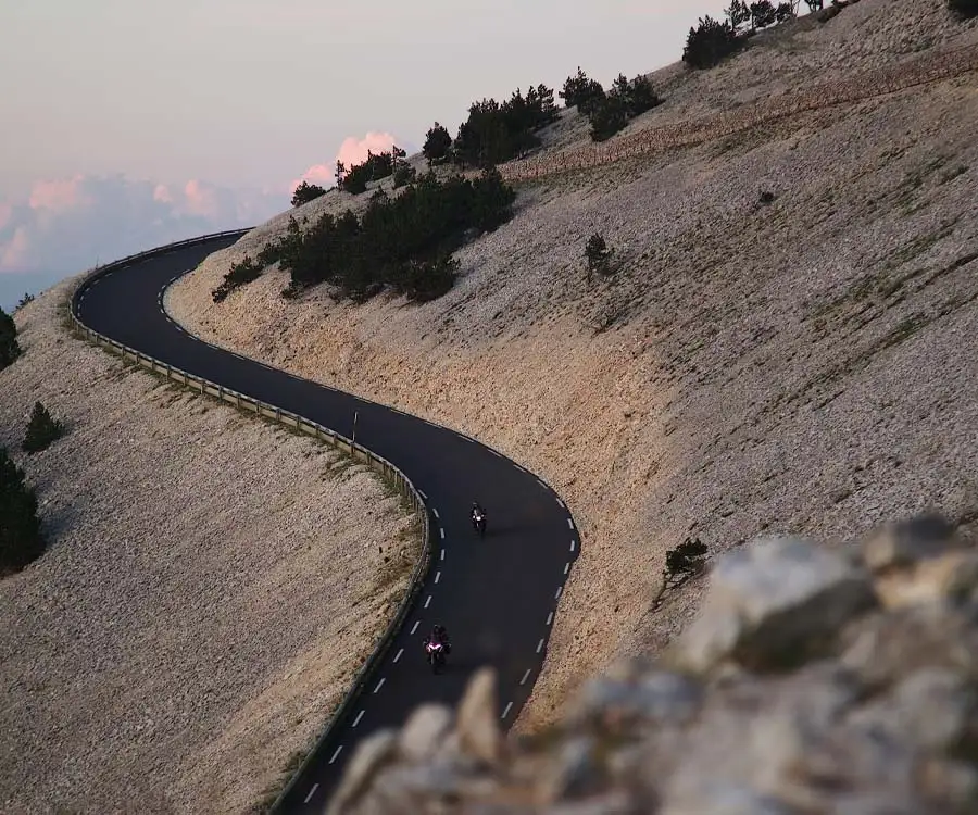 Motorräder auf Bergstraße bei Grande Ruine in den französischen Alpen