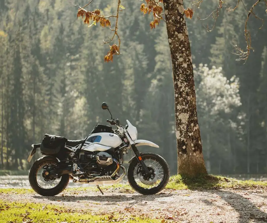Motorrad an einem See in Kärnten Österreich