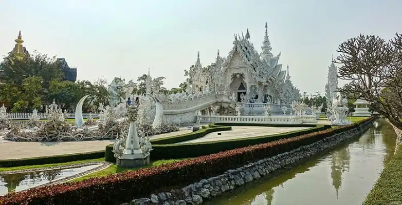 weisser tempel in chiang rai, thailand