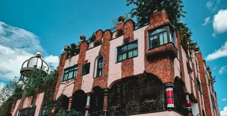 Fassade des Hundertwasserhauses Grüne Zitadelle in Magdeburg