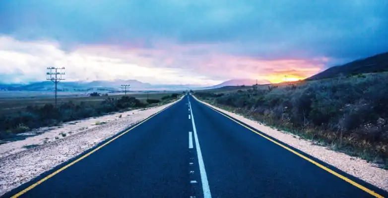 suedafrika-oudtshoorn-strasse-sonnenuntergang.jpg