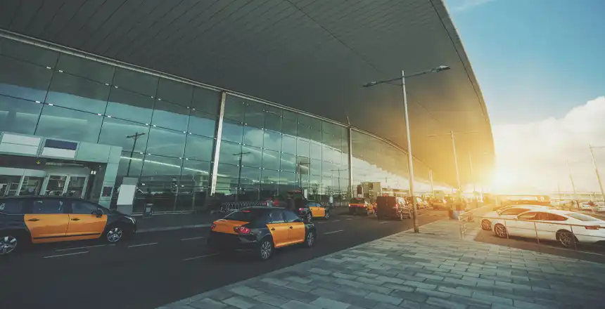 flughafen-barcelona-parkharfe Parkharfe vor dem Flughafen Barcelona