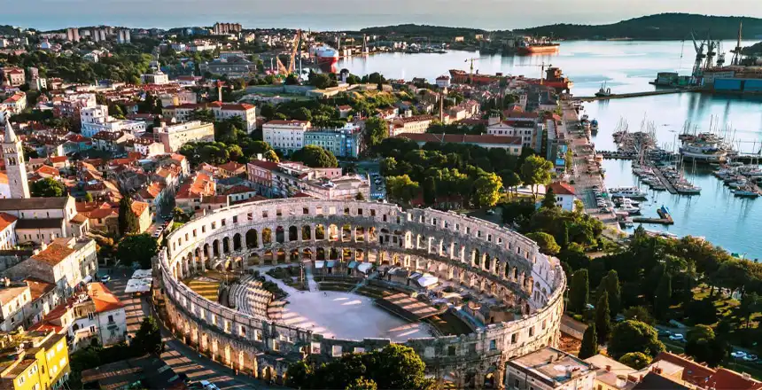 Blick auf Pula mit Amphitheater, Istrien, Kroatien