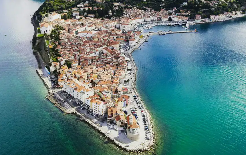 Blick auf die Hafenstadt Piran in Slowenien