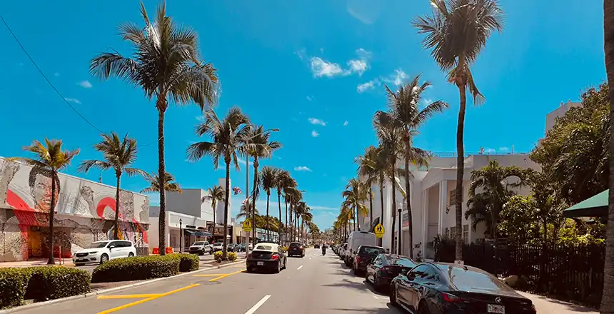 Stra&szlig;e von Florida bei blauem Himmel
