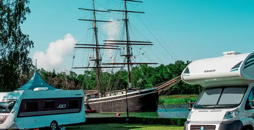 finnland-wohnmobil-hanko-vor-schiff Wohnmobile mit Schiff im Hintergrund in Hanko, Finnland