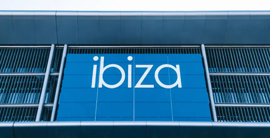 Schriftzug Ibiza am Flughafen Ibiza