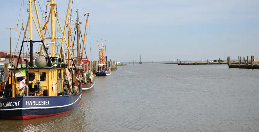 Schiffe am Anleger in Harlesiel an der Nordseeküste