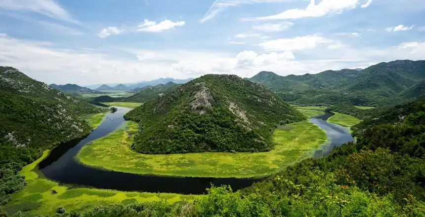 Grüne Berge und Gewässer im Skadar Nationalpark, Montenegro