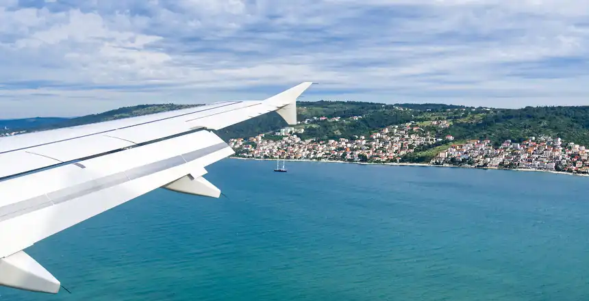 Anflug auf den Flughafen von Split, Kroatien, mit Blick auf die Küste