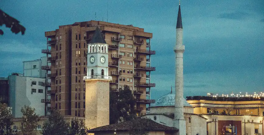 Moschee und Uhrturm am Skanderbeg-Platz in Tirana, Albanien
