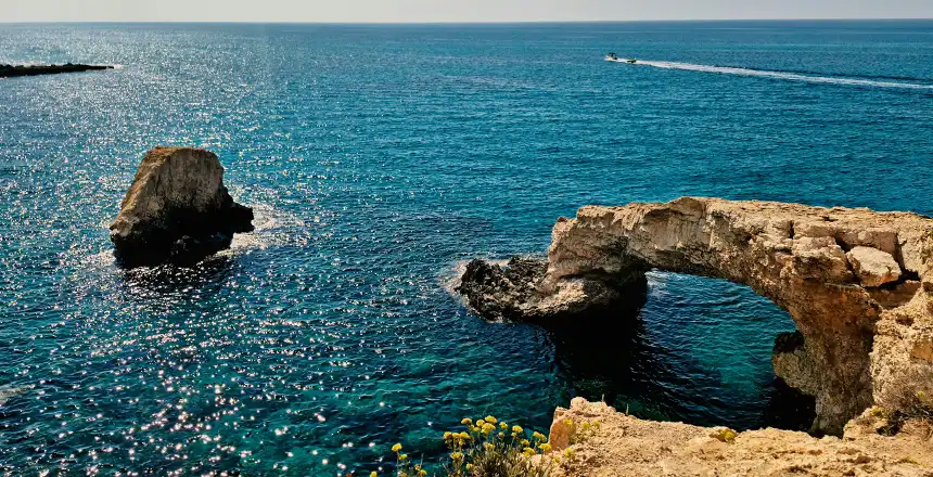 Berühmte Felsformation Liebesbrücke in Ayia Napa auf Zypern