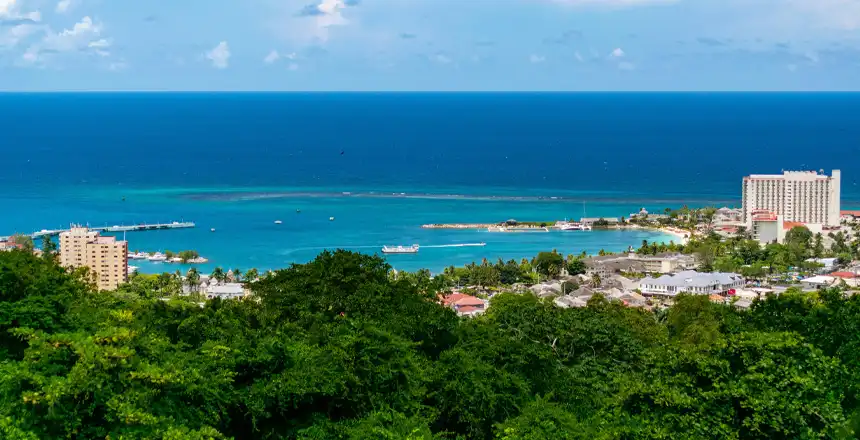 Blick über Ocho Rios auf Jamaika